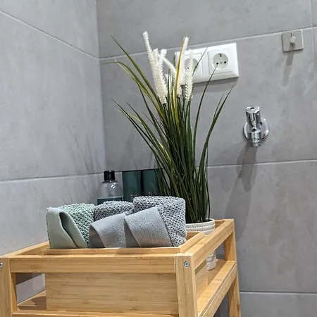 Cosy 2 Bedroom 75m2 Appartement *